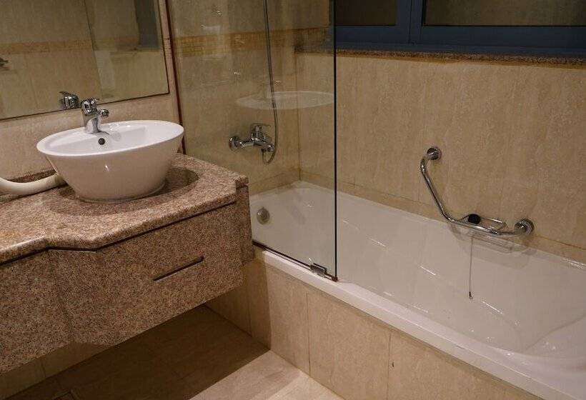 豪华房间, Boonmax