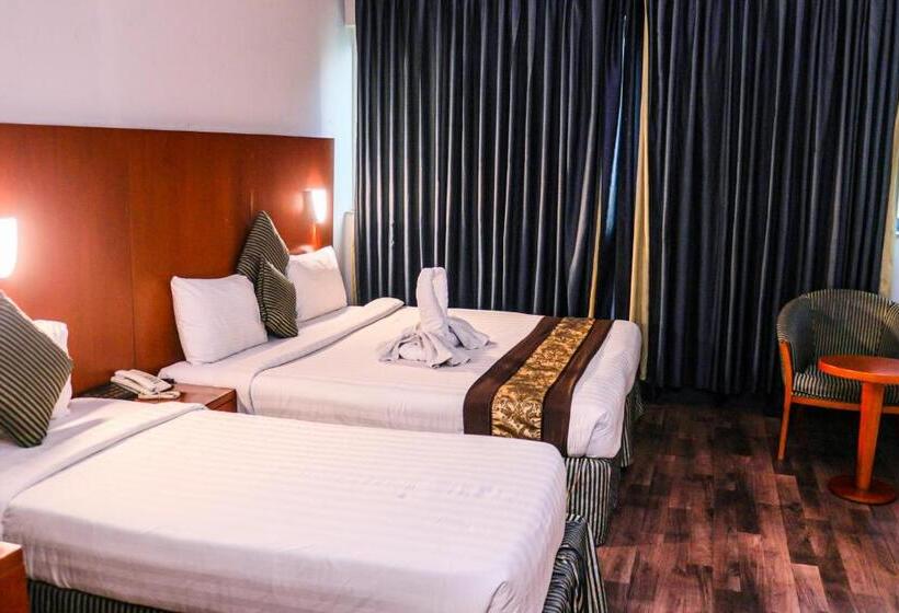 豪华三人间, Boonmax