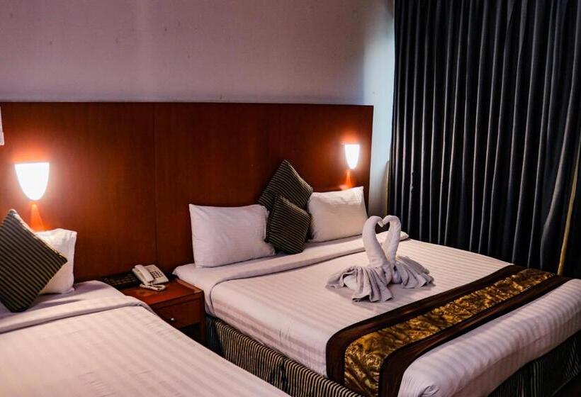 豪华三人间, Boonmax