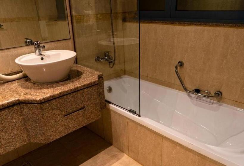 豪华三人间, Boonmax