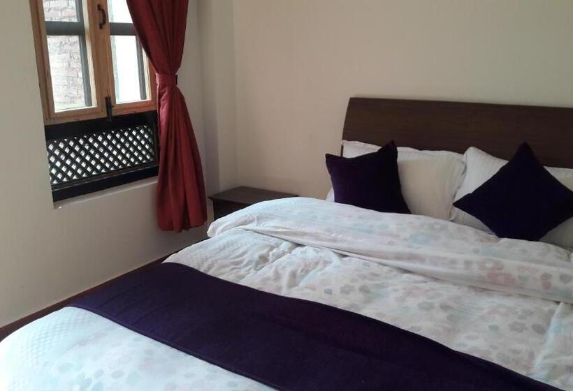 اتاق لوکس با بالکن, Bhaktapur Inn