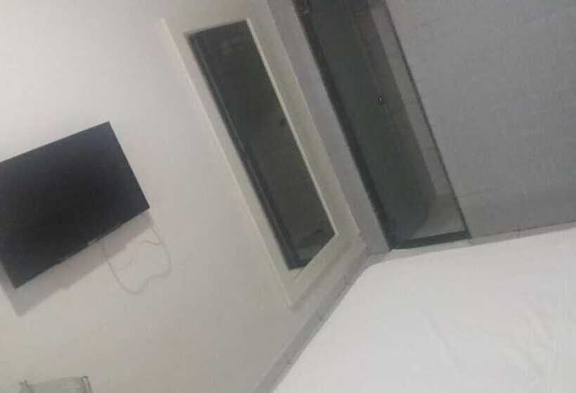 Pokój Deluxe Trzyosobowy, Sambura