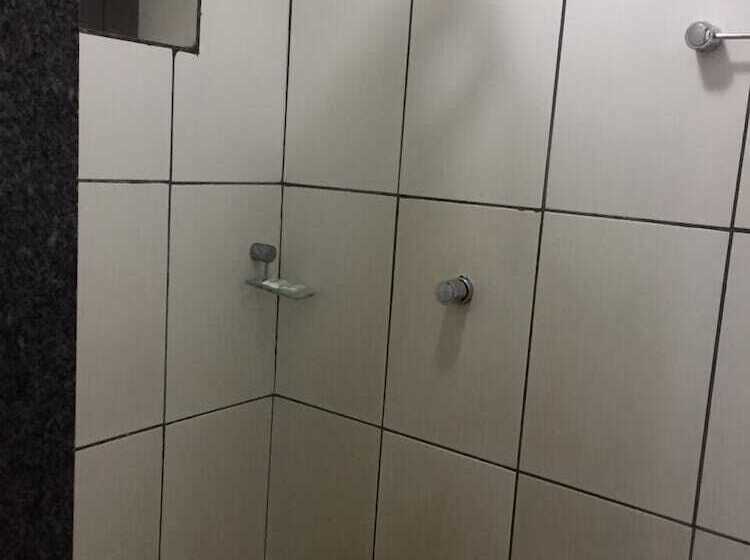 Pokój Deluxe Trzyosobowy, Sambura