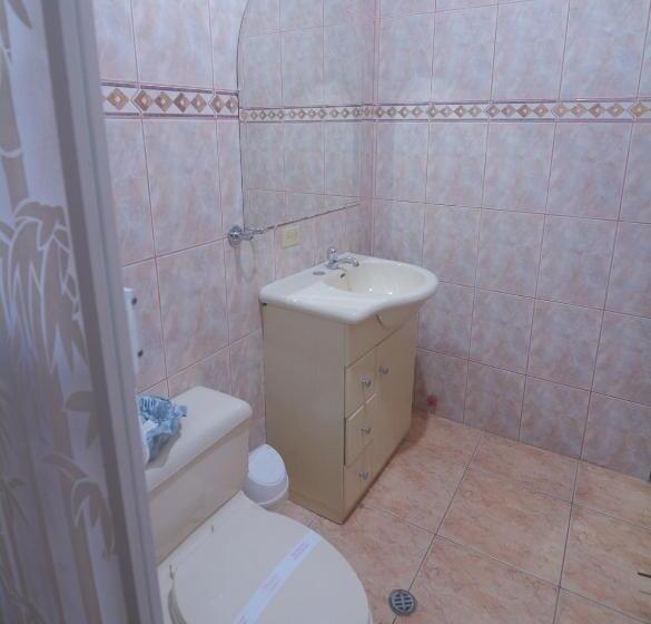 غرفة ديلوكس ثلاثية, Victoria Suites