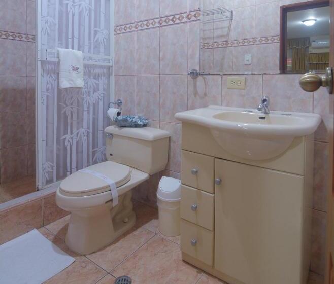 غرفة ديلوكس ثلاثية, Victoria Suites