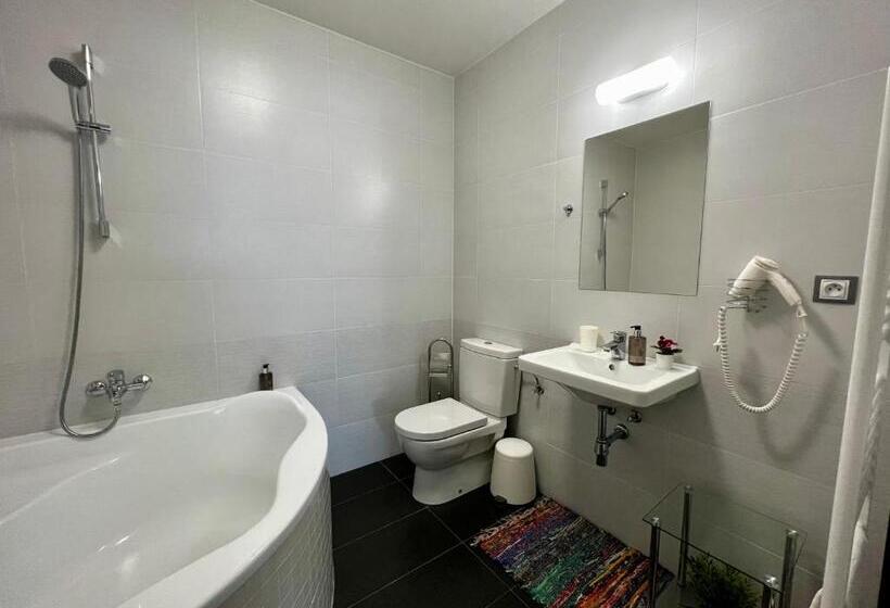 اتاق لوکس سه تخته, Grand Petit Hotel Ex Shato Gesson