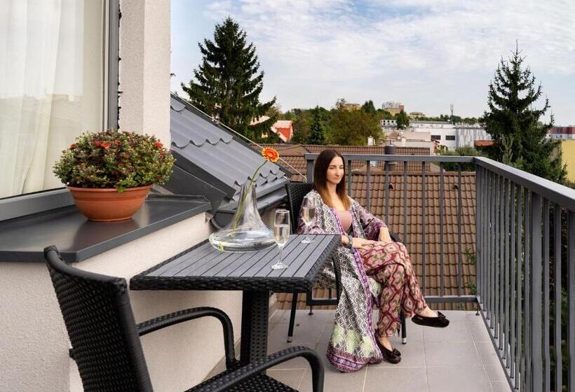 Quarto Deluxe com Sacada, Grand Petit Hotel Ex Shato Gesson