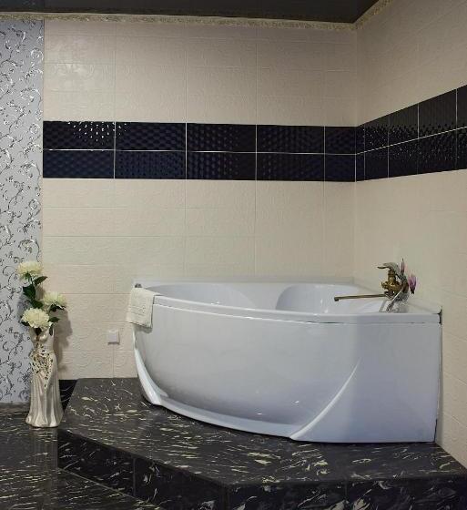 سوئیت با وان آب گرم, Royal