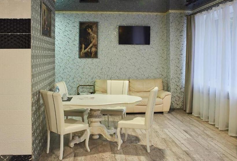 سوئیت با وان آب گرم, Royal