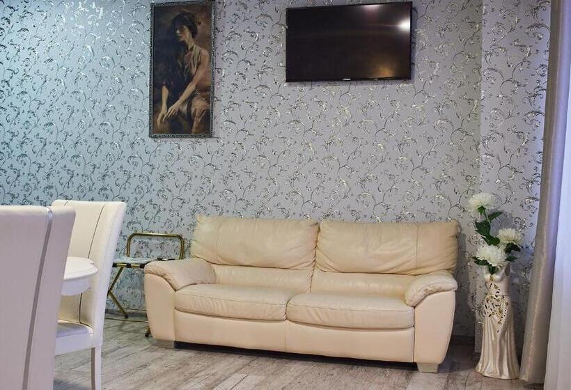 سوئیت با وان آب گرم, Royal