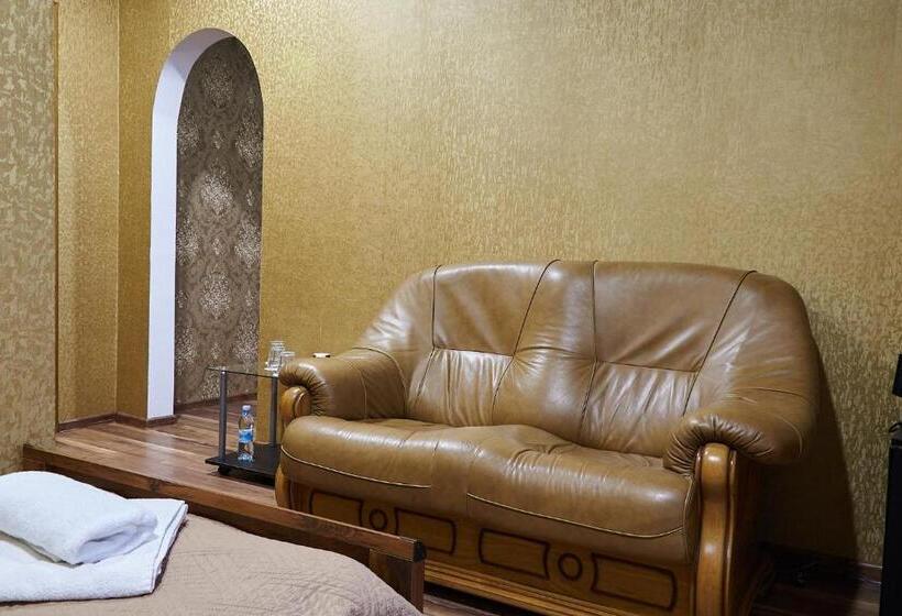 اتاق لوکس سه تخته, Royal