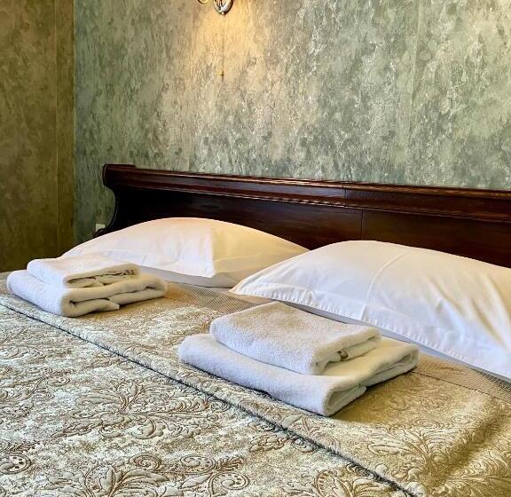 اتاق لوکس با تخت بزرگ, Royal