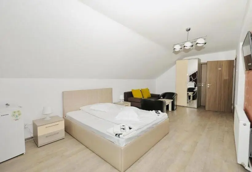 Standard Kolmen Hengen Huone, Casa Golopența
