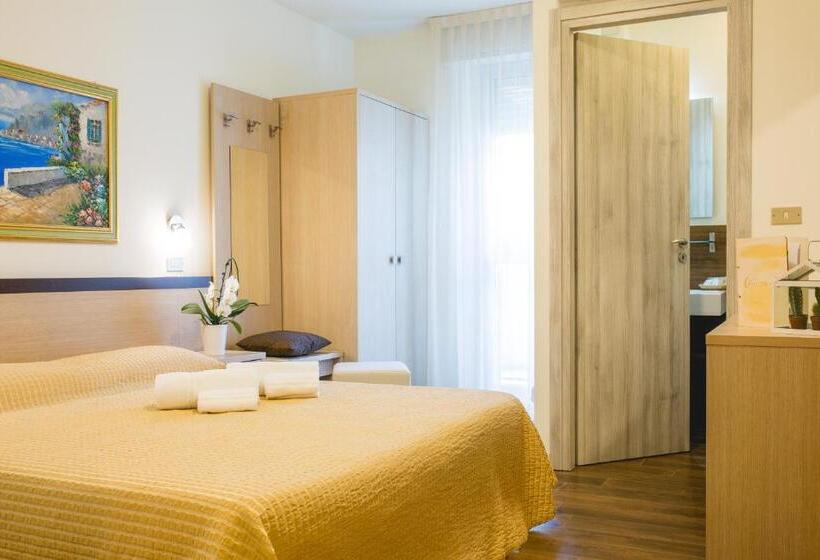 スタンダードトリプルルーム, Augusta