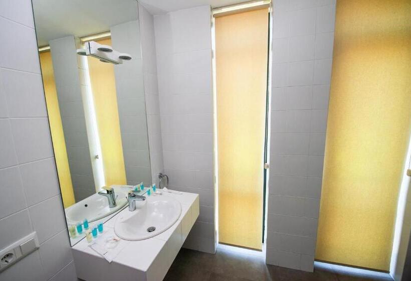 اتاق اکونومی, L.m Club