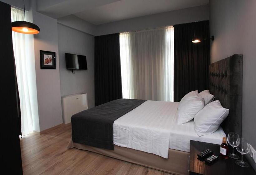 اتاق اکونومی, L.m Club