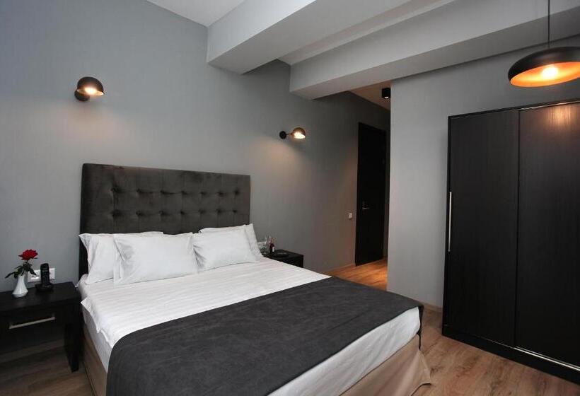 اتاق اکونومی, L.m Club