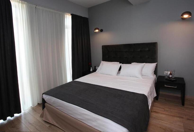 اتاق اکونومی, L.m Club