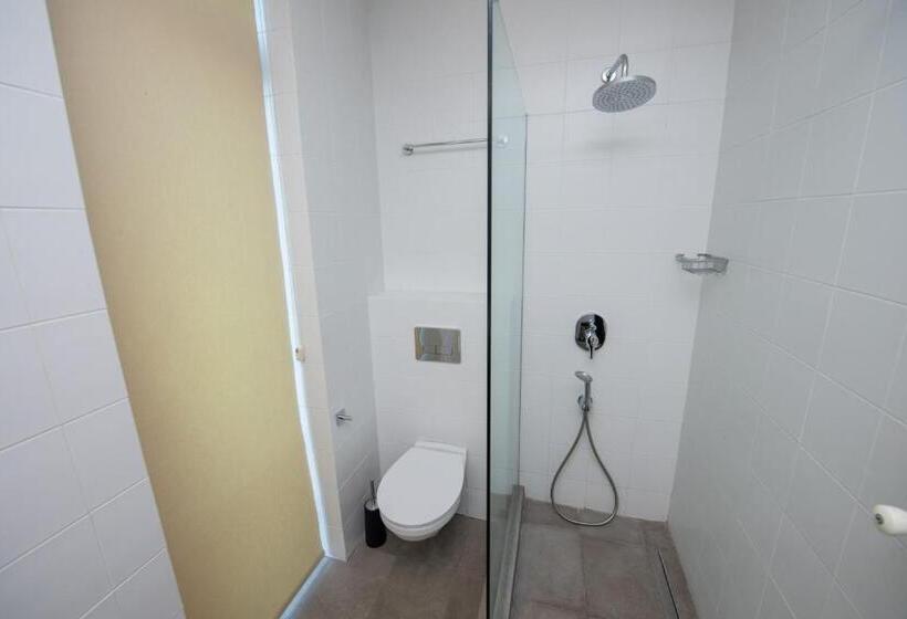 اتاق اکونومی, L.m Club