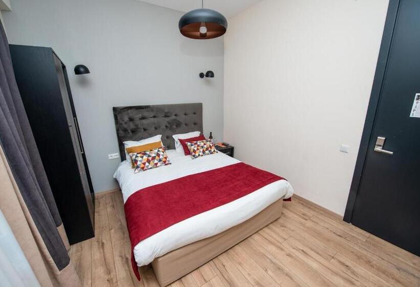 اتاق اکونومی, L.m Club