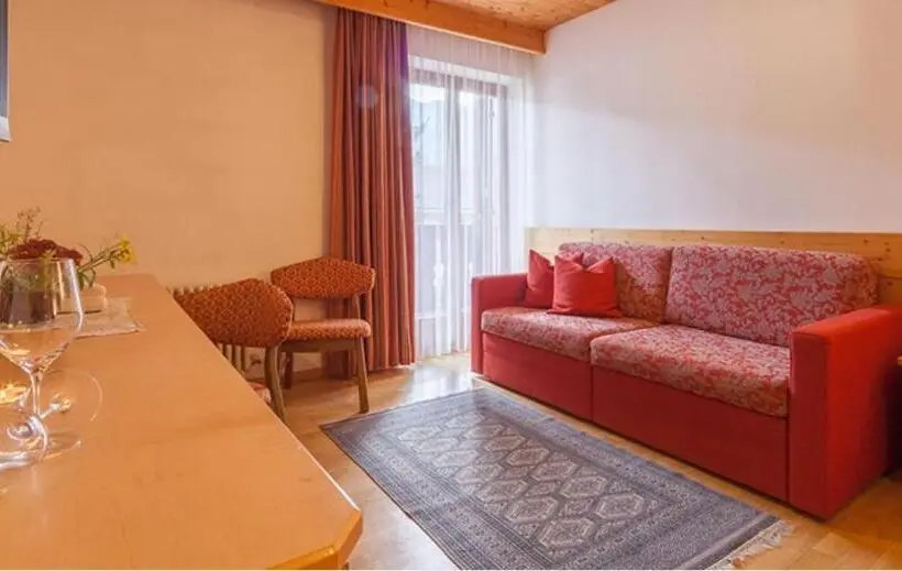 Quarto Triplo Standard com Balcão, Hell
