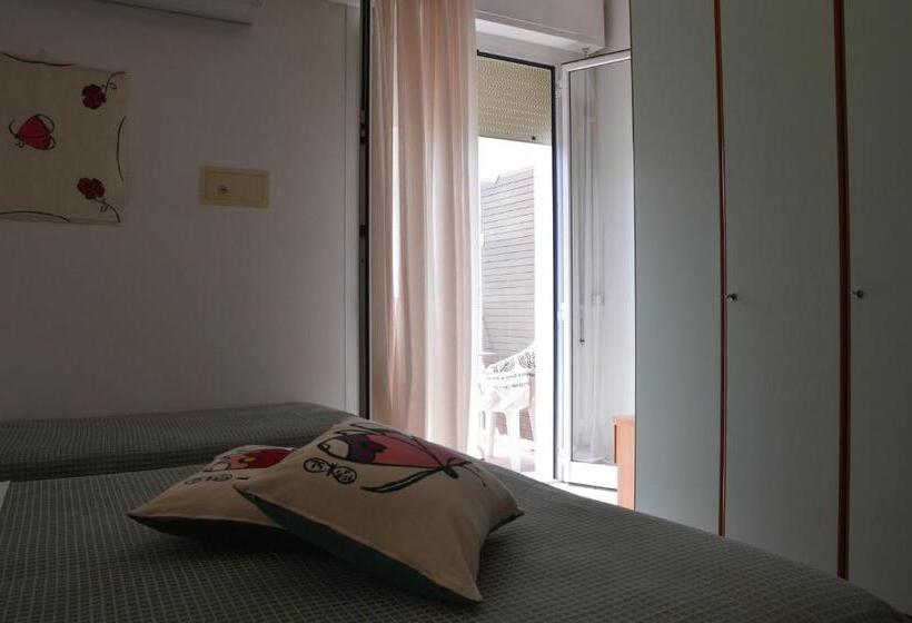 غرفة قياسية ثلاثية مزودة بشرفة, Orsa Maggiore