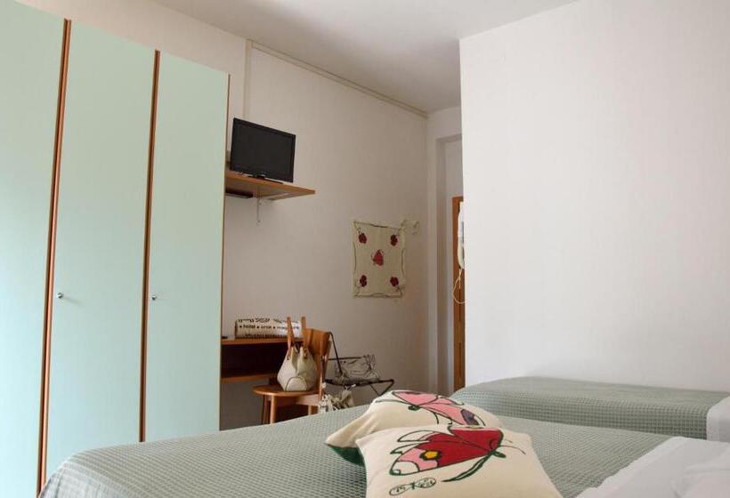 غرفة قياسية ثلاثية مزودة بشرفة, Orsa Maggiore