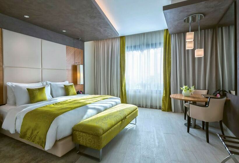 اتاق لوکس با چشم‌انداز دریاچه, Mövenpick Hotel Du Lac Tunis