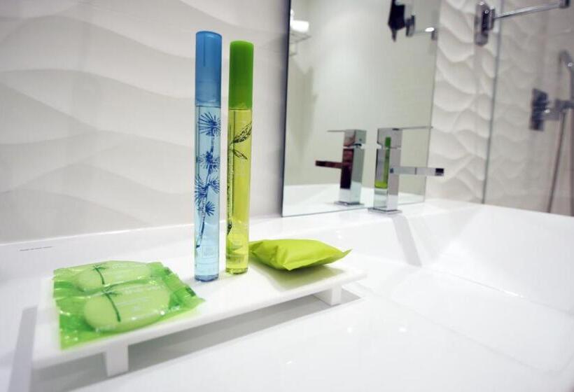 اتاق استاندارد, Silk Motel