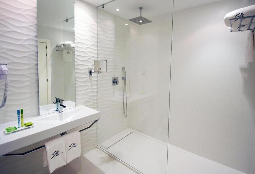 חדר סטנדרט, Silk Motel