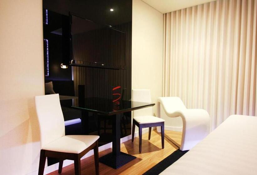 חדר סטנדרט, Silk Motel