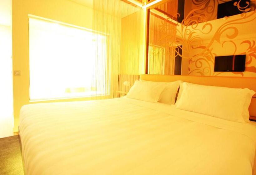 חדר סופריור, Silk Motel