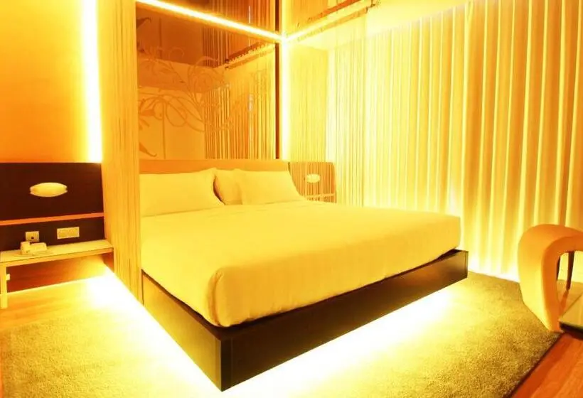 スーペリアールーム, Silk Motel