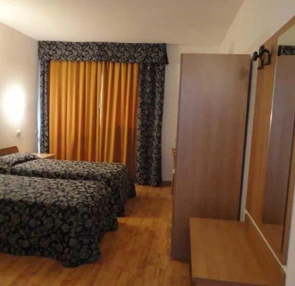 Standard Yhden Hengen Huone, La Carica