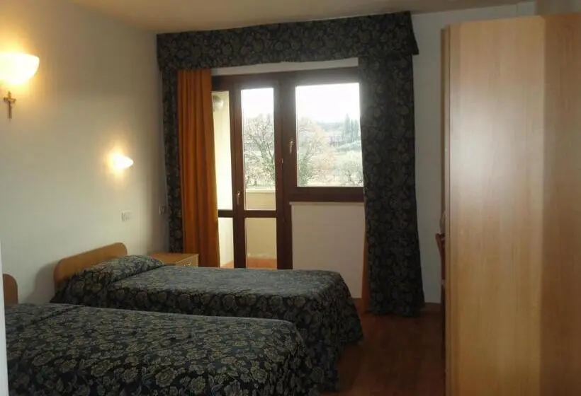 Standard Yhden Hengen Huone, La Carica