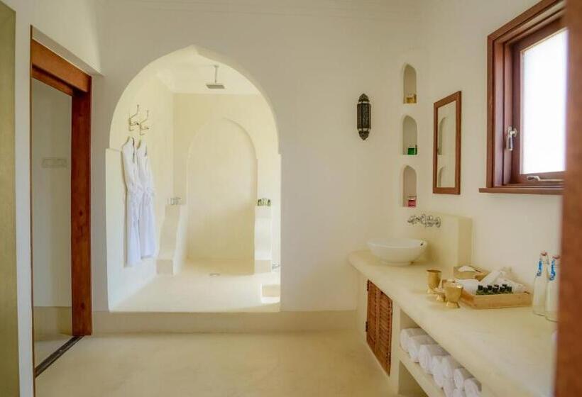 سوییت اجرایی, Swahili Beach