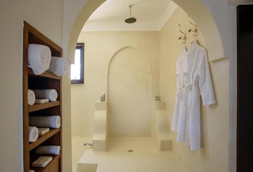 استودیوی سوپریور, Swahili Beach