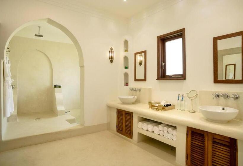 سوییت اجرایی, Swahili Beach