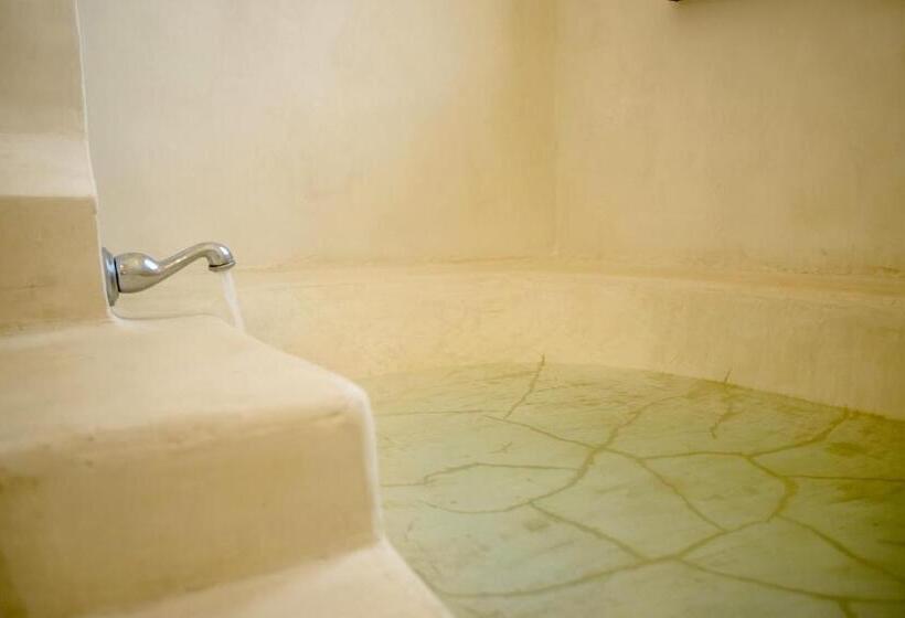 سوییت اجرایی, Swahili Beach