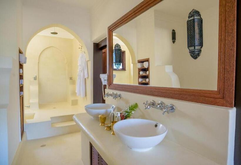 سوییت اجرایی, Swahili Beach