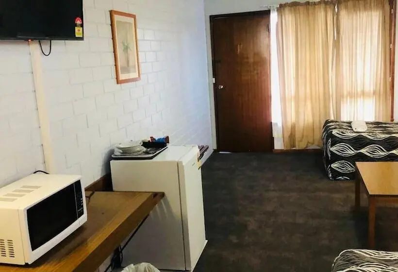 ファミリールーム, Century Motor Inn