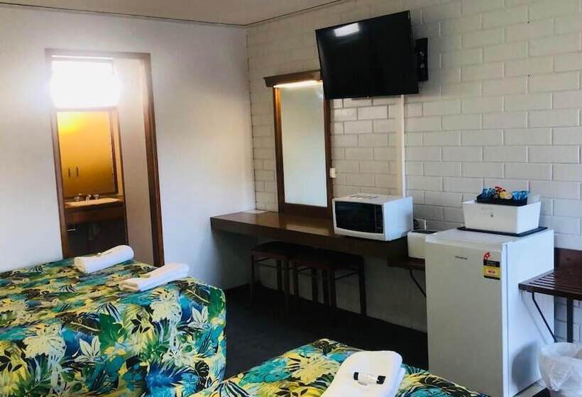 חדר משפחתי, Century Motor Inn