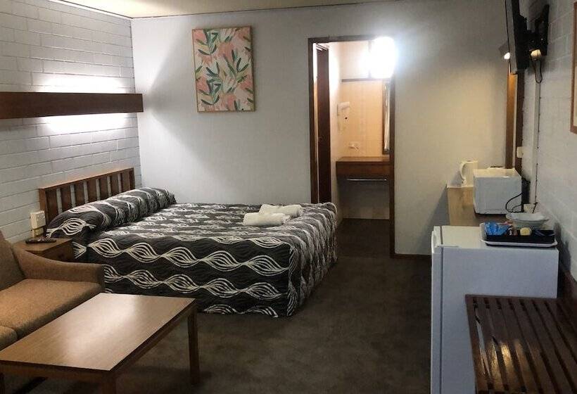 חדר משפחתי, Century Motor Inn