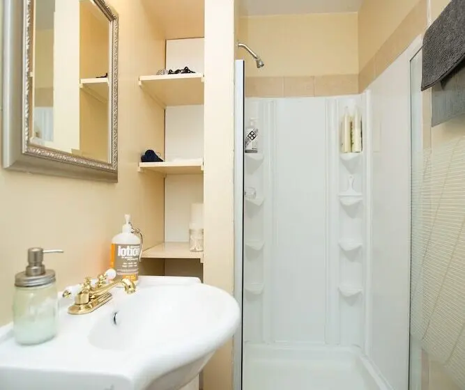 اتاق استاندارد, Alpenrose Revelstoke Bed & Breakfast