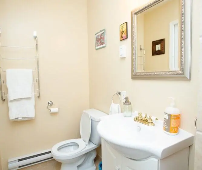 اتاق استاندارد, Alpenrose Revelstoke Bed & Breakfast