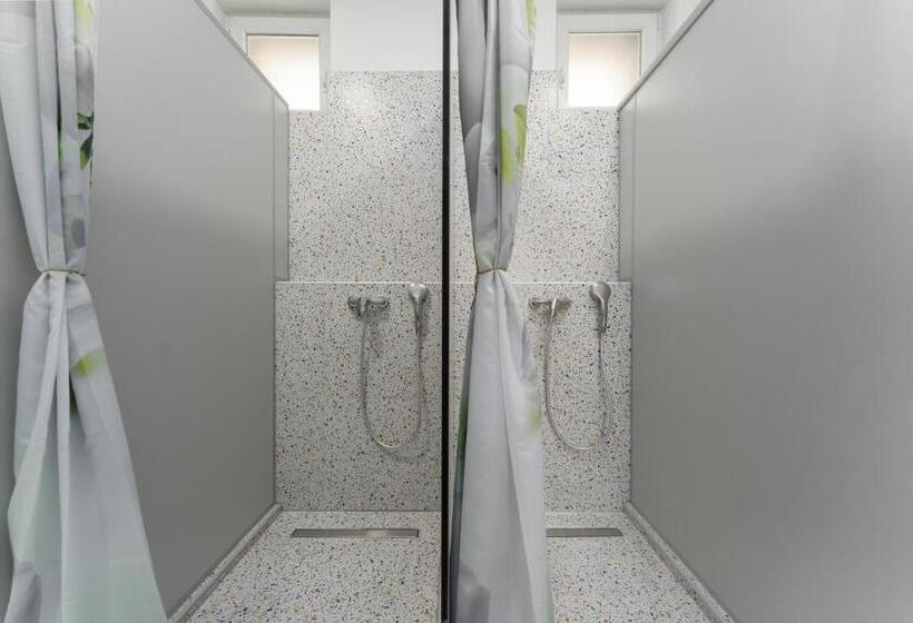 ルームシェアのワンベッド, Hostel Antique