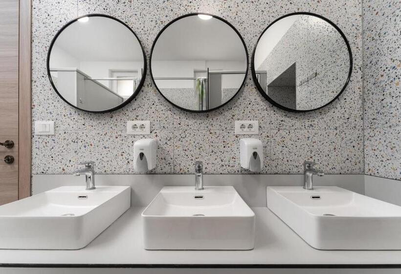 ルームシェアのワンベッド, Hostel Antique