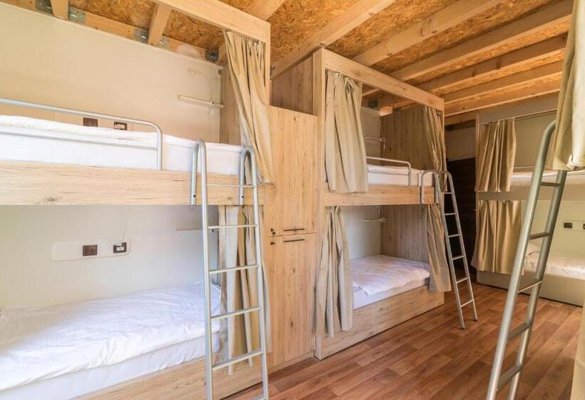 ルームシェアのワンベッド, Hostel Antique