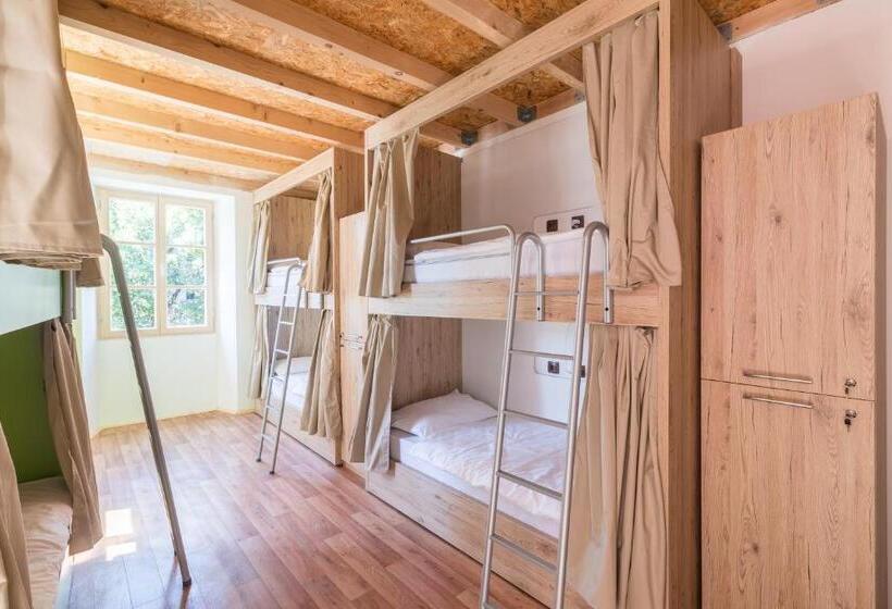 ルームシェアのワンベッド, Hostel Antique