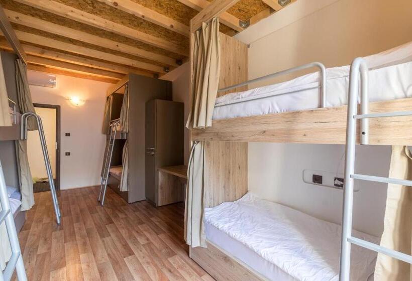 ルームシェアのワンベッド, Hostel Antique